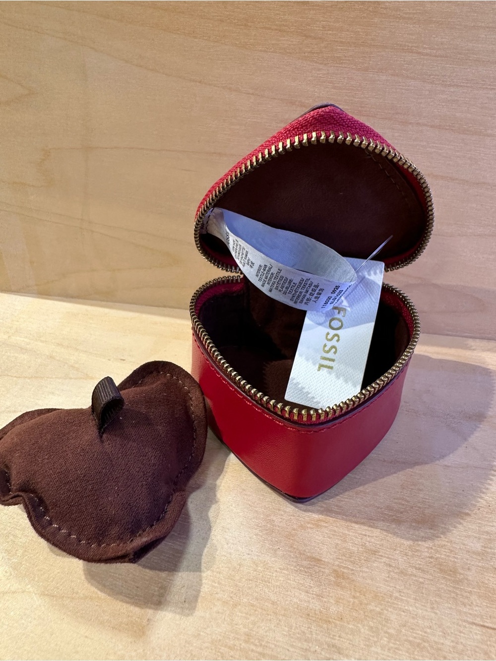 Fossil Red Heart Leather Jewelry and coin zipper case. - Picture 2 of 4